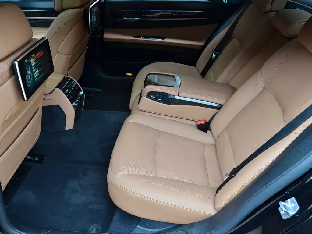 BMW 7 Series 2015 — фото 15