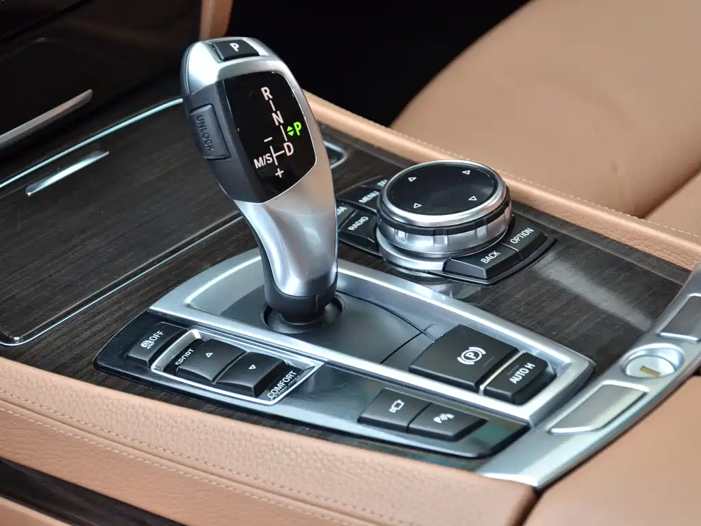 BMW 7 Series 2015 — фото 24