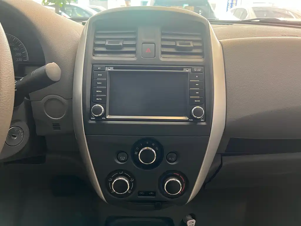 Nissan Sunny 2016 — фото 13