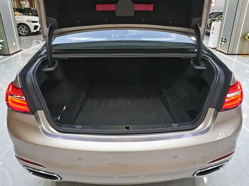 BMW 7 Series 2016 — фото 11