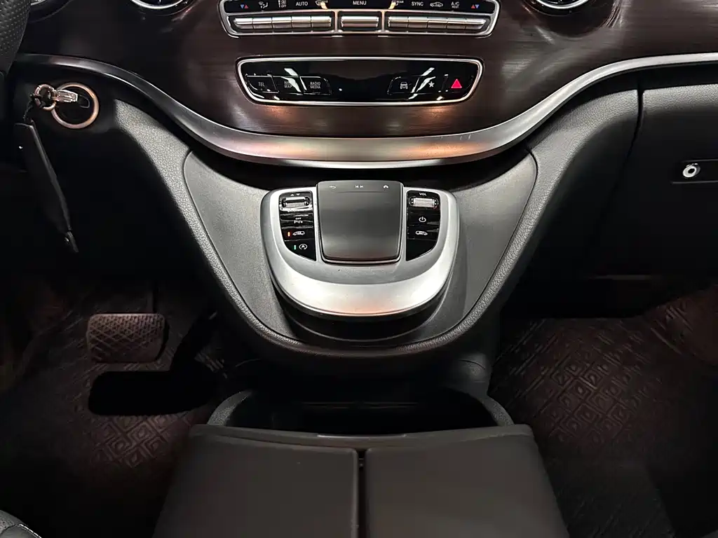 Mercedes-Benz V-Class 2021 — фото 13