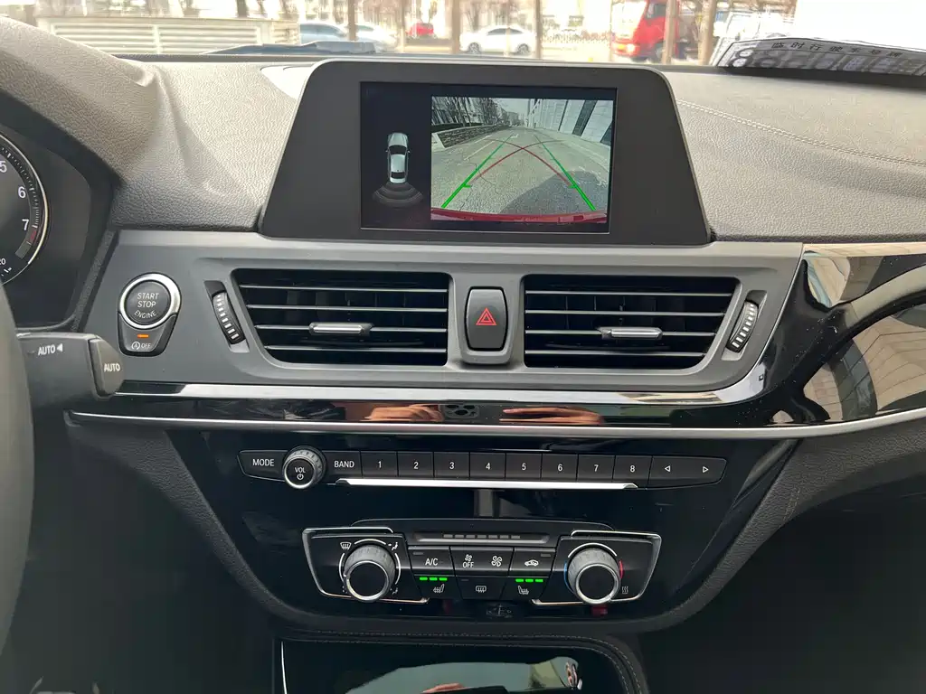 BMW 1 Series 2019 — фото 13
