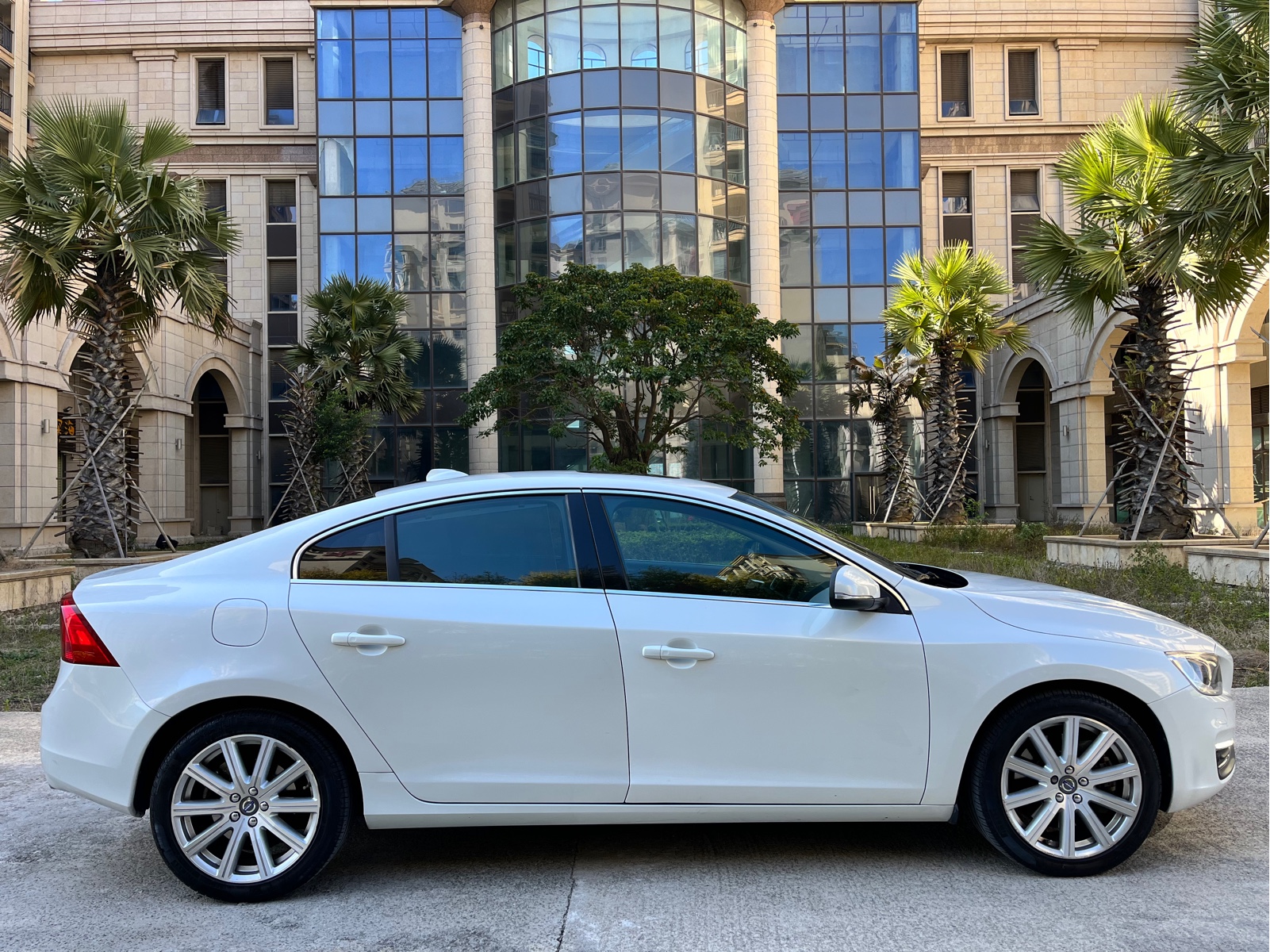 Volvo S60 PHEV 2015 — фото 16