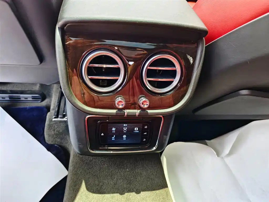 Bentley Bentayga 2018 — фото 17