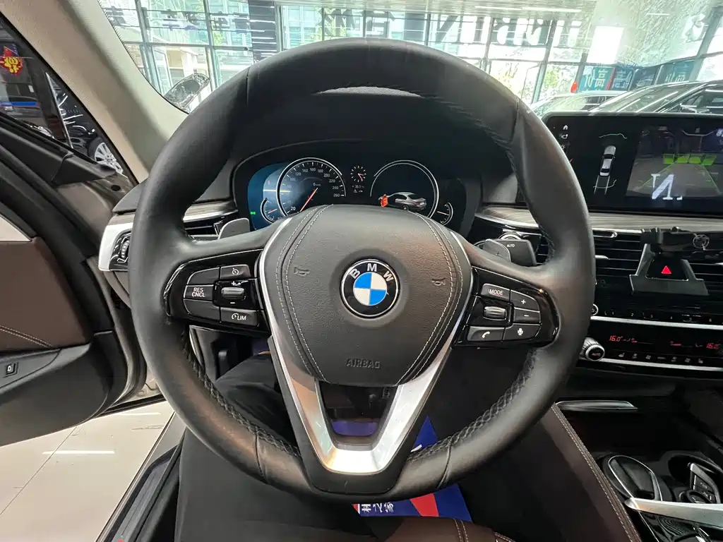 BMW 5 Series 2018 — фото 14