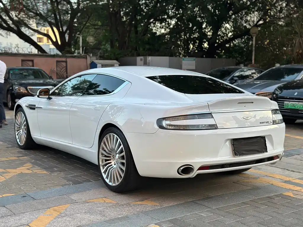 Aston Martin Rapide 2016 — фото 21