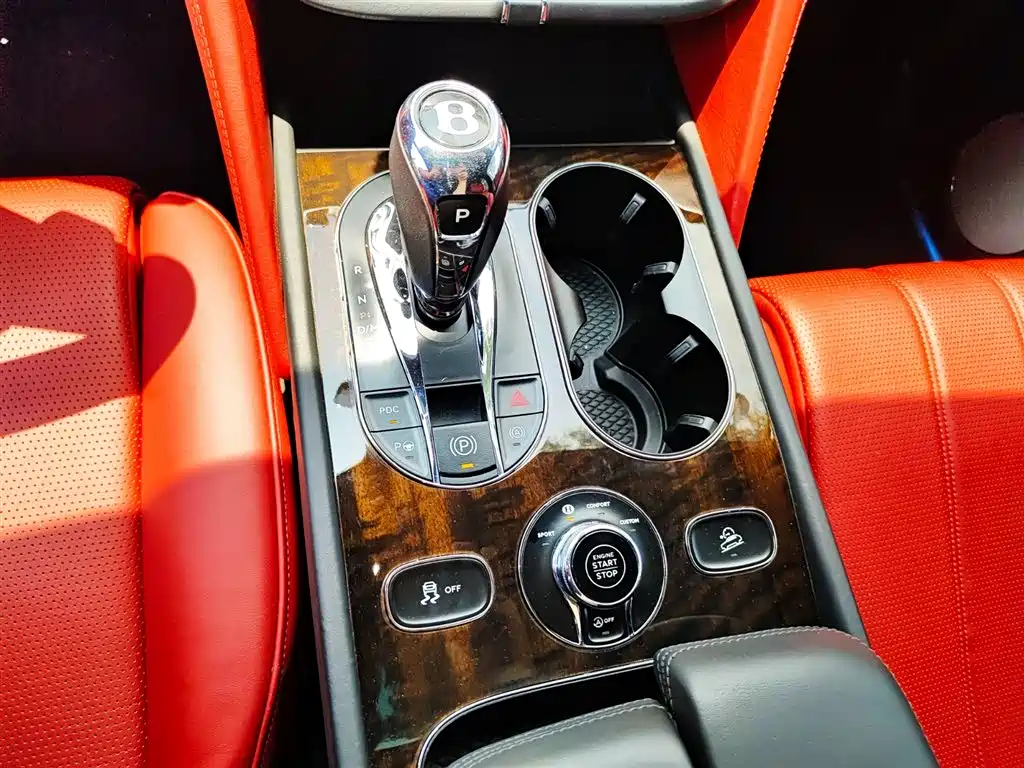 Bentley Bentayga 2018 — фото 13