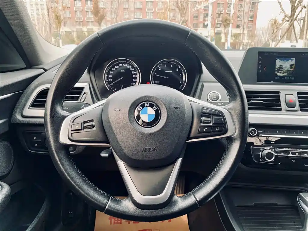 BMW 1 Series 2019 — фото 21