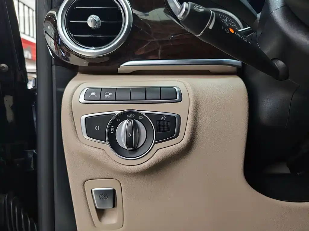Mercedes-Benz V-Class 2019 — фото 14