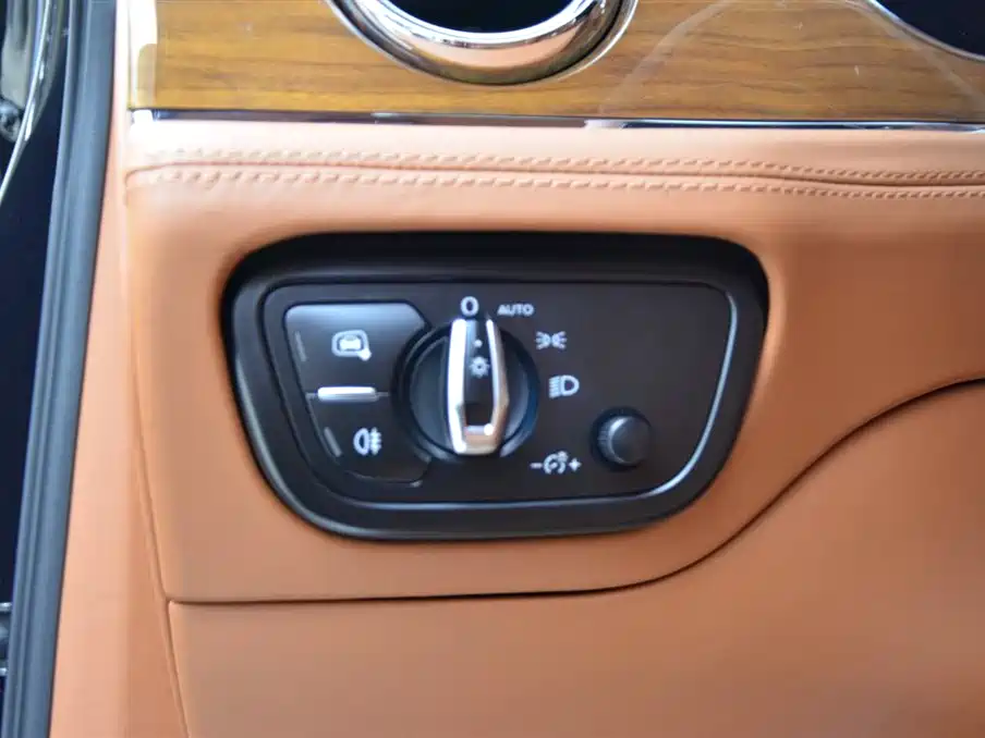 Bentley Bentayga 2022 — фото 13