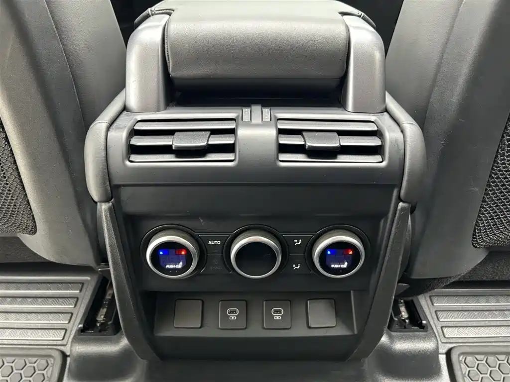 Land Rover Defender 2023 — фото 15