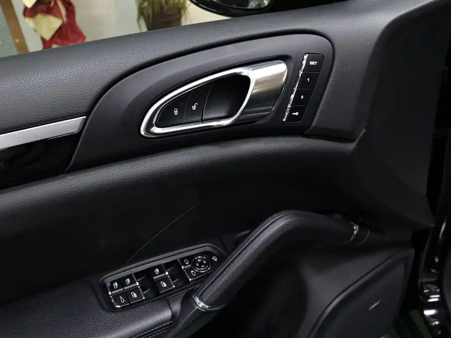 Porsche Cayenne 2017 — фото 19