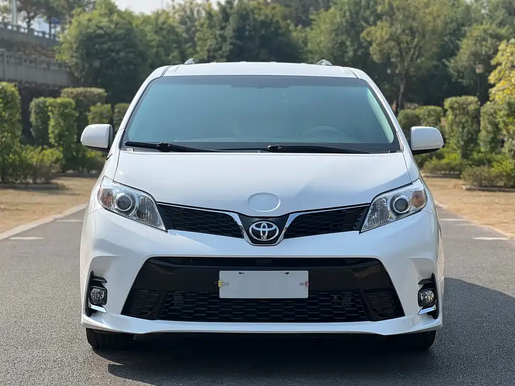 Toyota Sienna 2016 — фото 2
