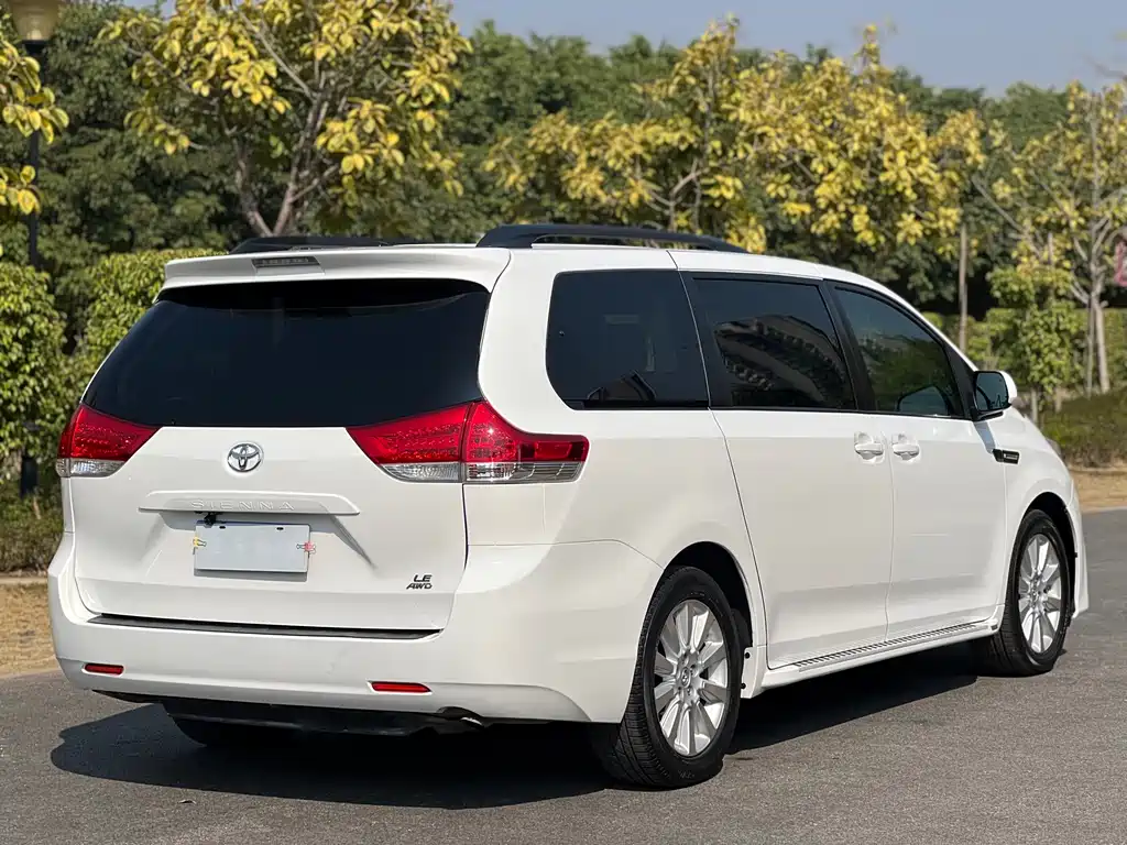 Toyota Sienna 2016 — фото 8
