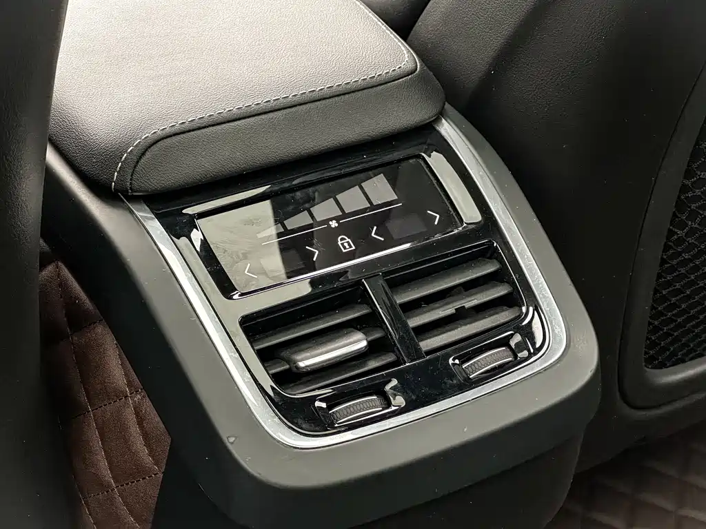 Volvo XC60 2019 — фото 14