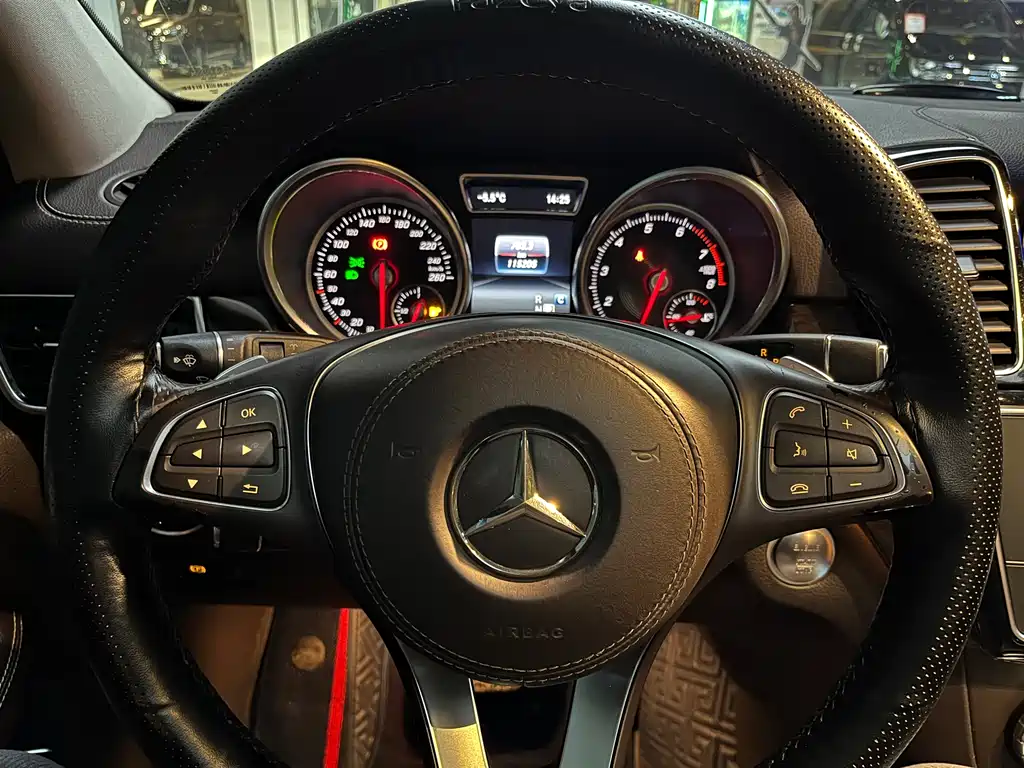 Mercedes-Benz GLS 2018 — фото 18