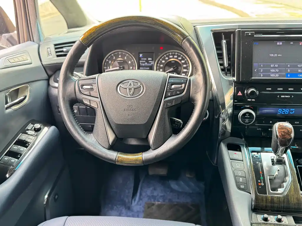 Toyota Alphard 2019 — фото 17