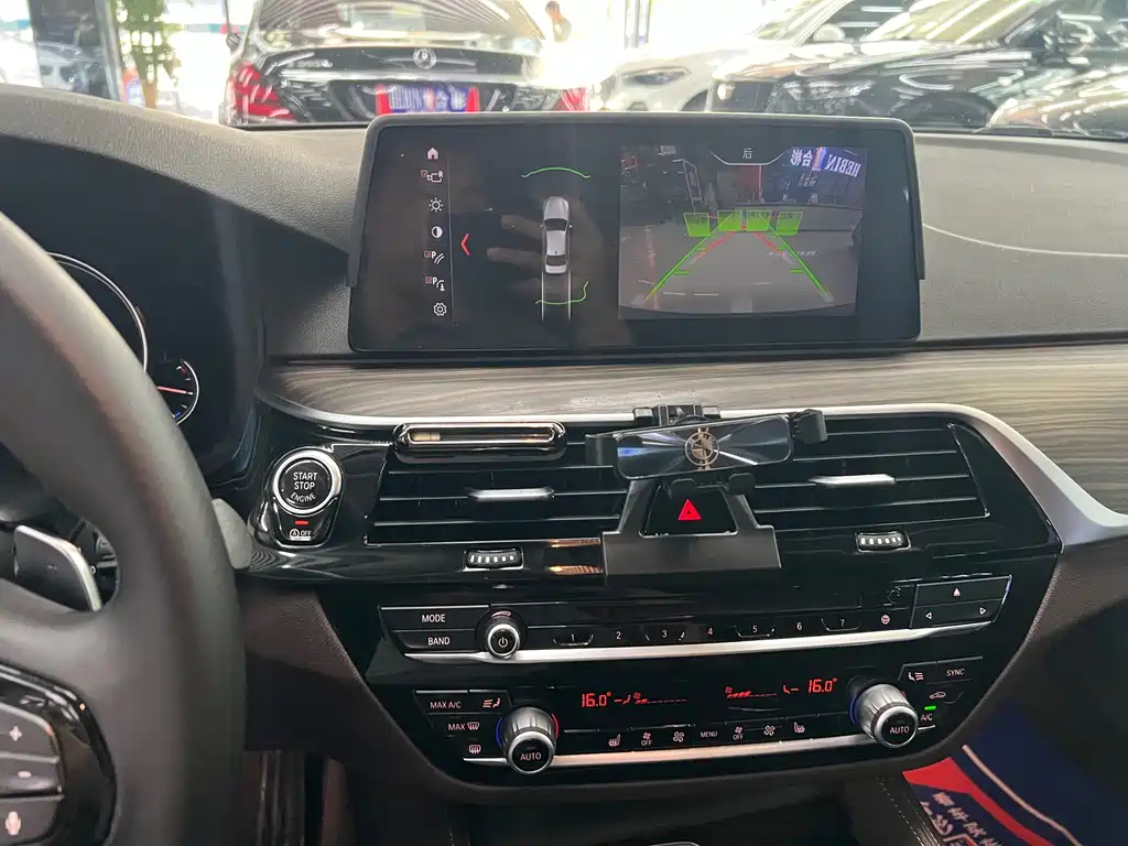 BMW 5 Series 2018 — фото 16
