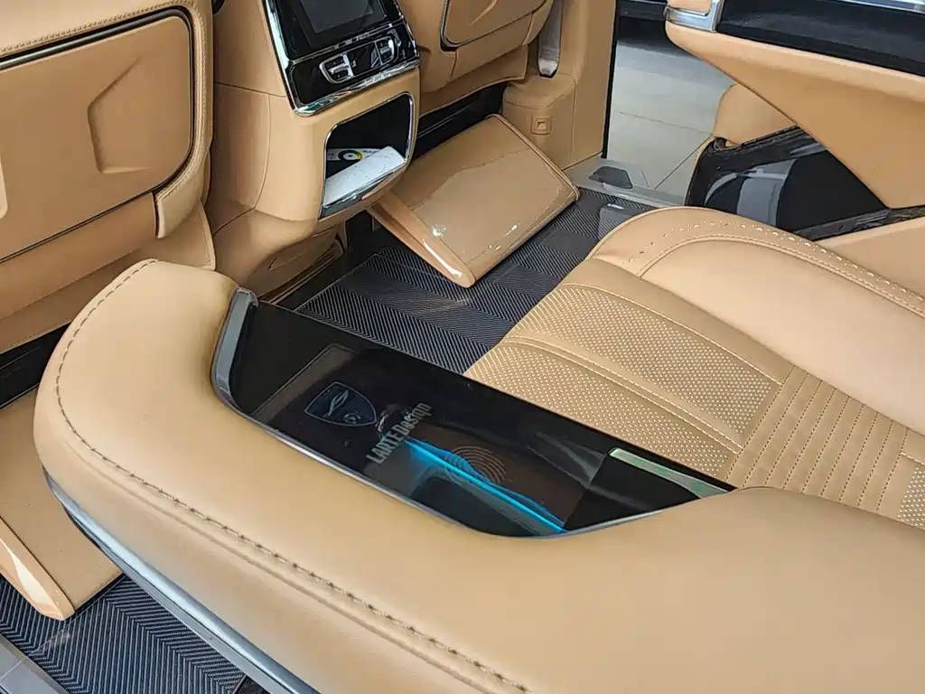 Mercedes-Benz V-Class 2024 — фото 15