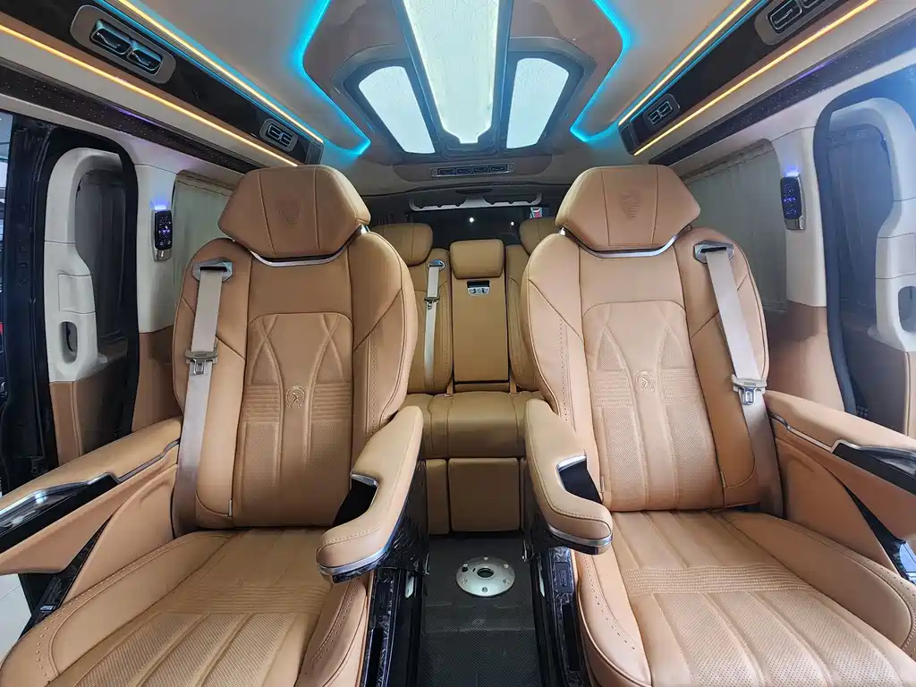 Mercedes-Benz V-Class 2024 — фото 17