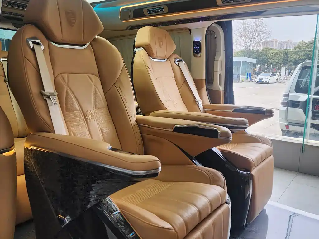 Mercedes-Benz V-Class 2024 — фото 14