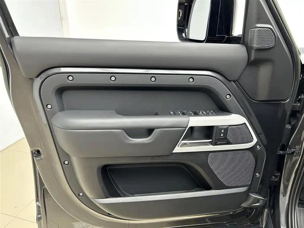 Land Rover Defender 2023 — фото 8