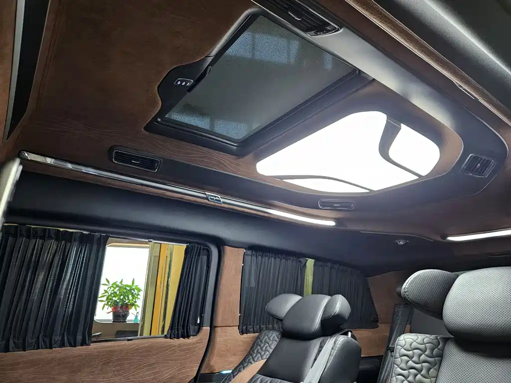 Mercedes-Benz V-Class 2018 — фото 18