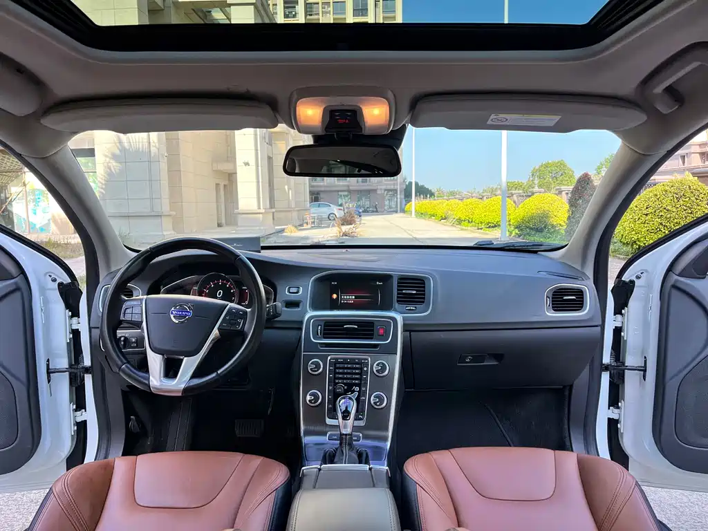 Volvo S60 PHEV 2015 — фото 10