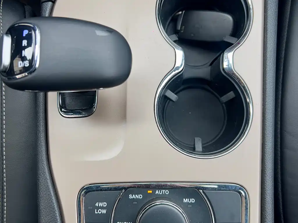 Jeep Grand Cherokee 2015 — фото 11