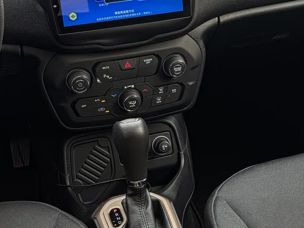 Jeep Renegade 2019 — фото 17