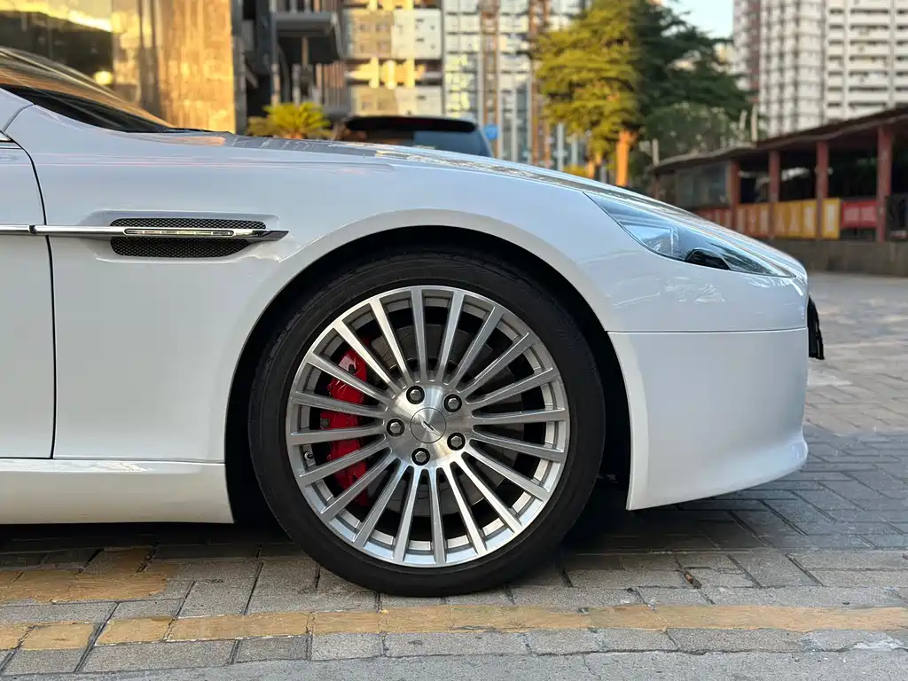 Aston Martin Rapide 2016 — фото 17