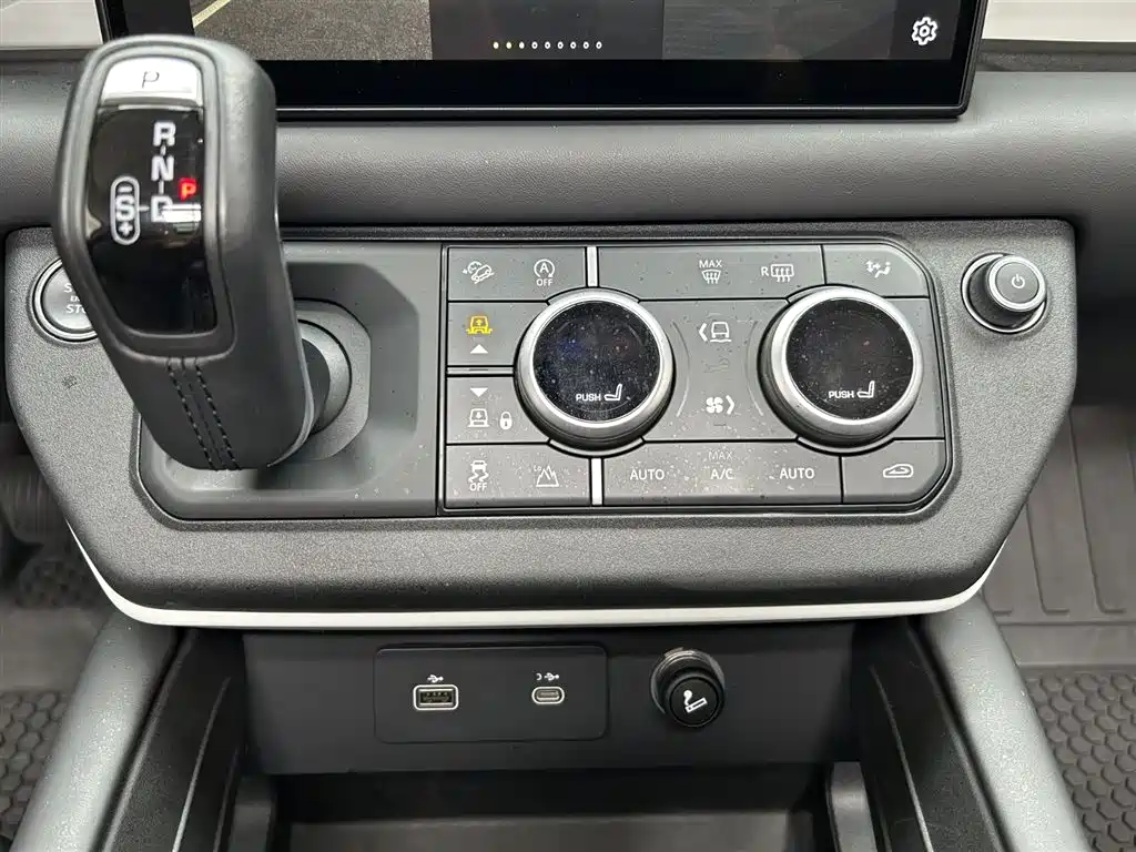 Land Rover Defender 2023 — фото 17