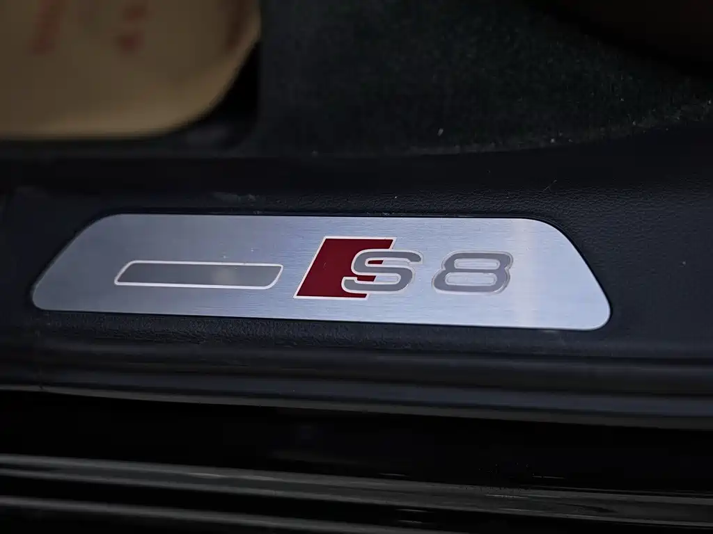 Audi S8 2015 — фото 18