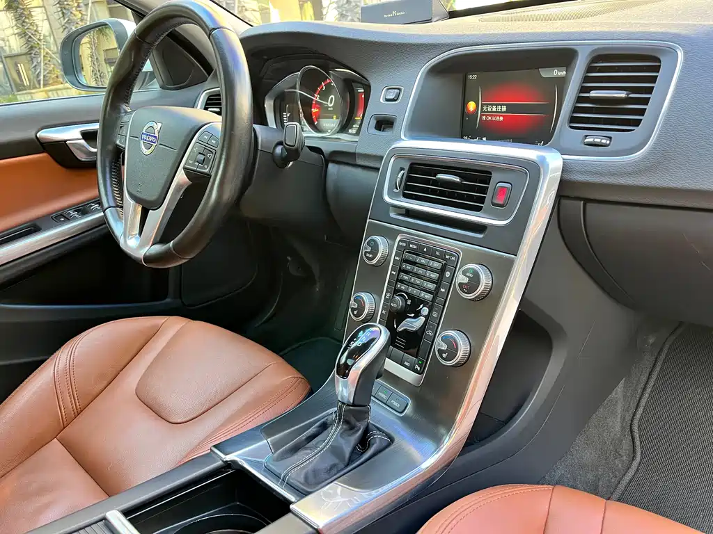 Volvo S60 PHEV 2015 — фото 17