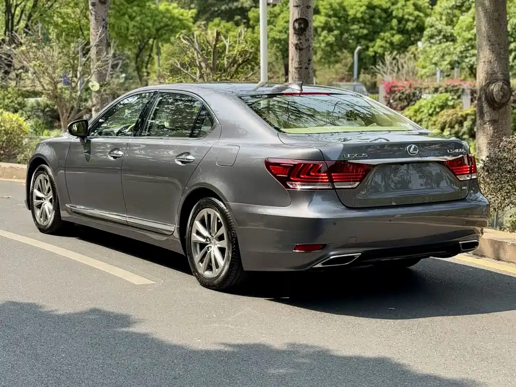 Lexus LS 2016 — фото 14
