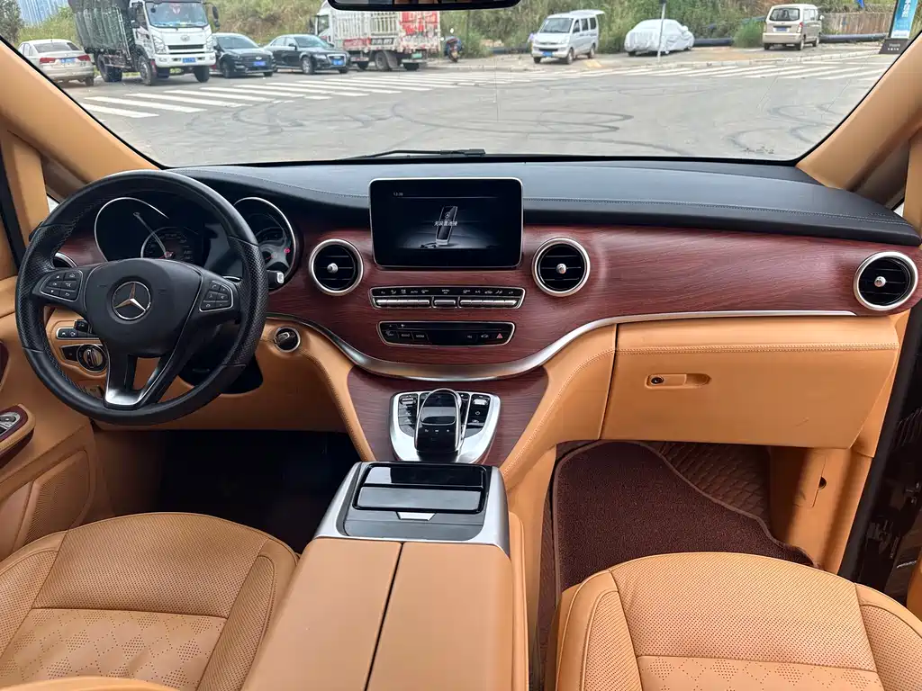 Mercedes-Benz V-Class 2021 — фото 12