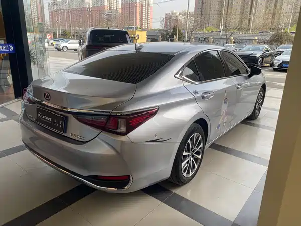 Lexus ES 2023