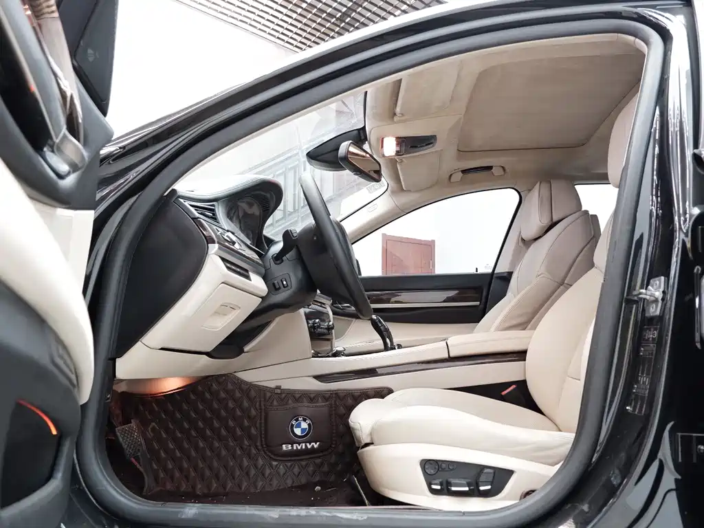 BMW 7 Series 2012 — фото 11