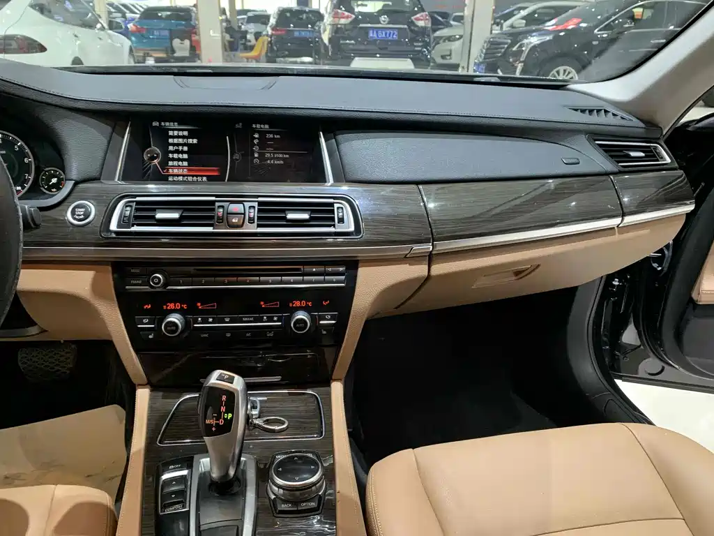 BMW 7 Series 2014 — фото 10