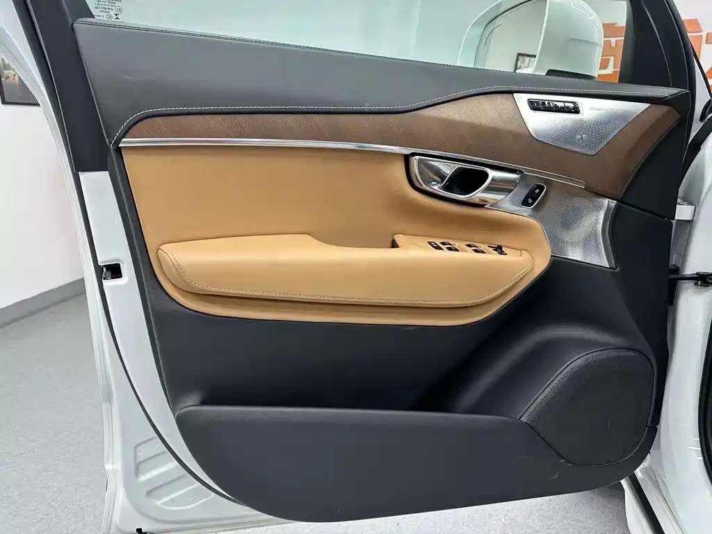 Volvo XC90 PHEV 2016 — фото 18