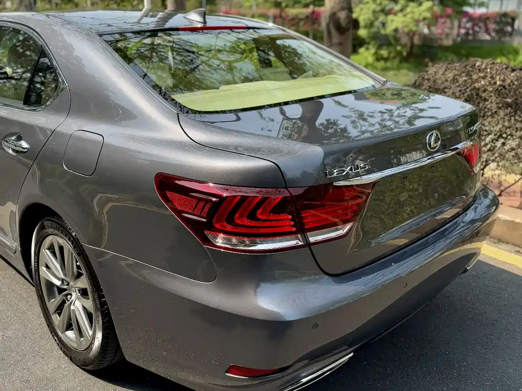 Lexus LS 2016 — фото 15