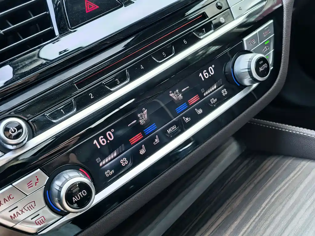 BMW 5 Series 2018 — фото 12