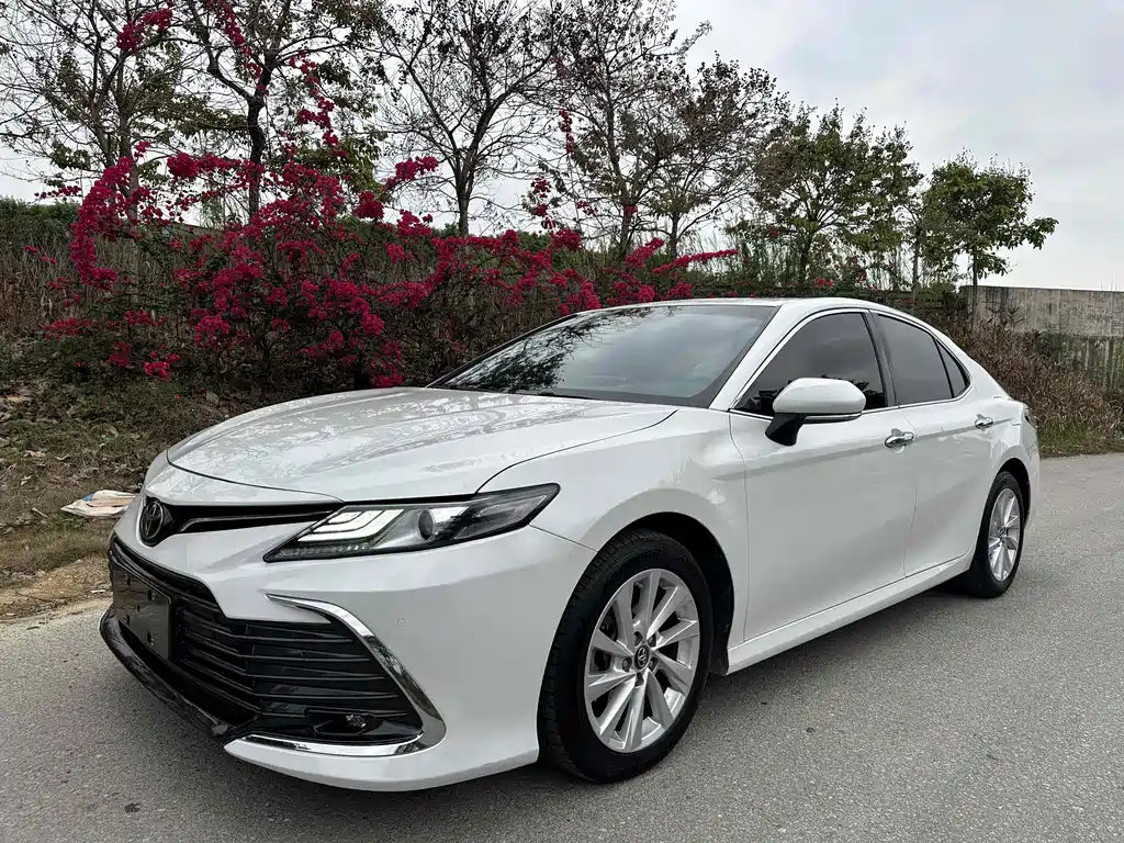 Toyota Camry 2022 — фото 1