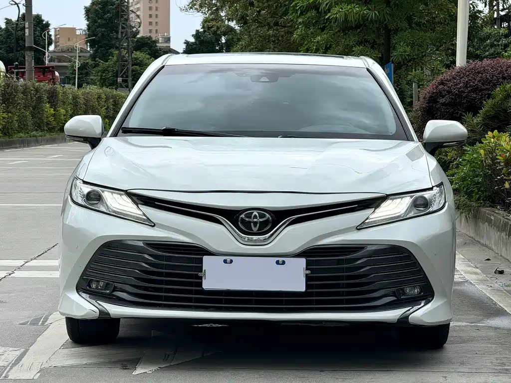Toyota Camry 2019 — фото 2