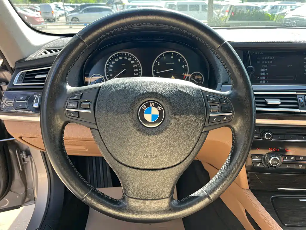 BMW 7 Series 2010 — фото 27