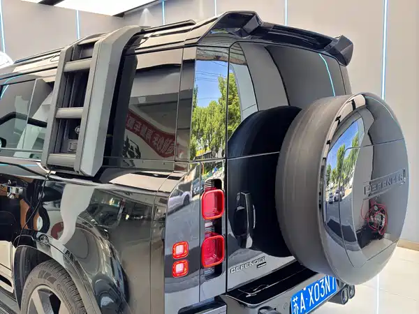 Land Rover Defender 2023
