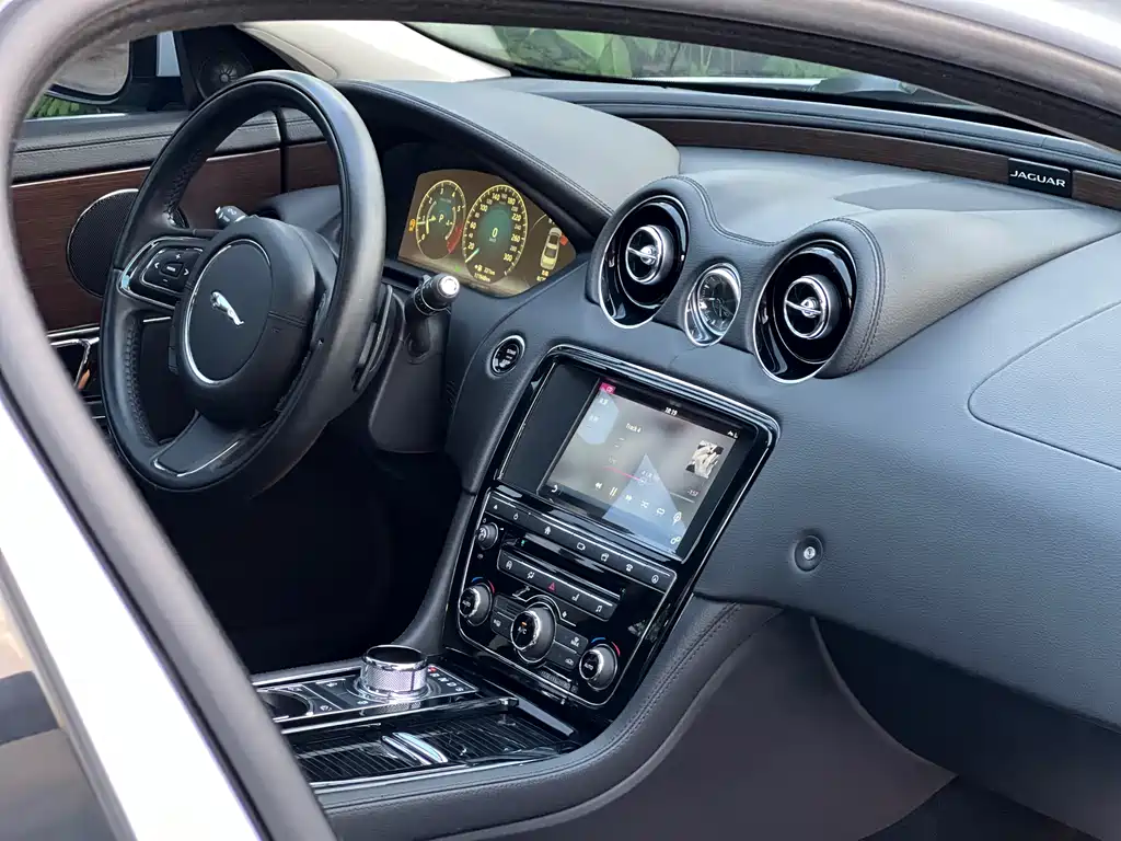 Jaguar XJ 2016 — фото 11