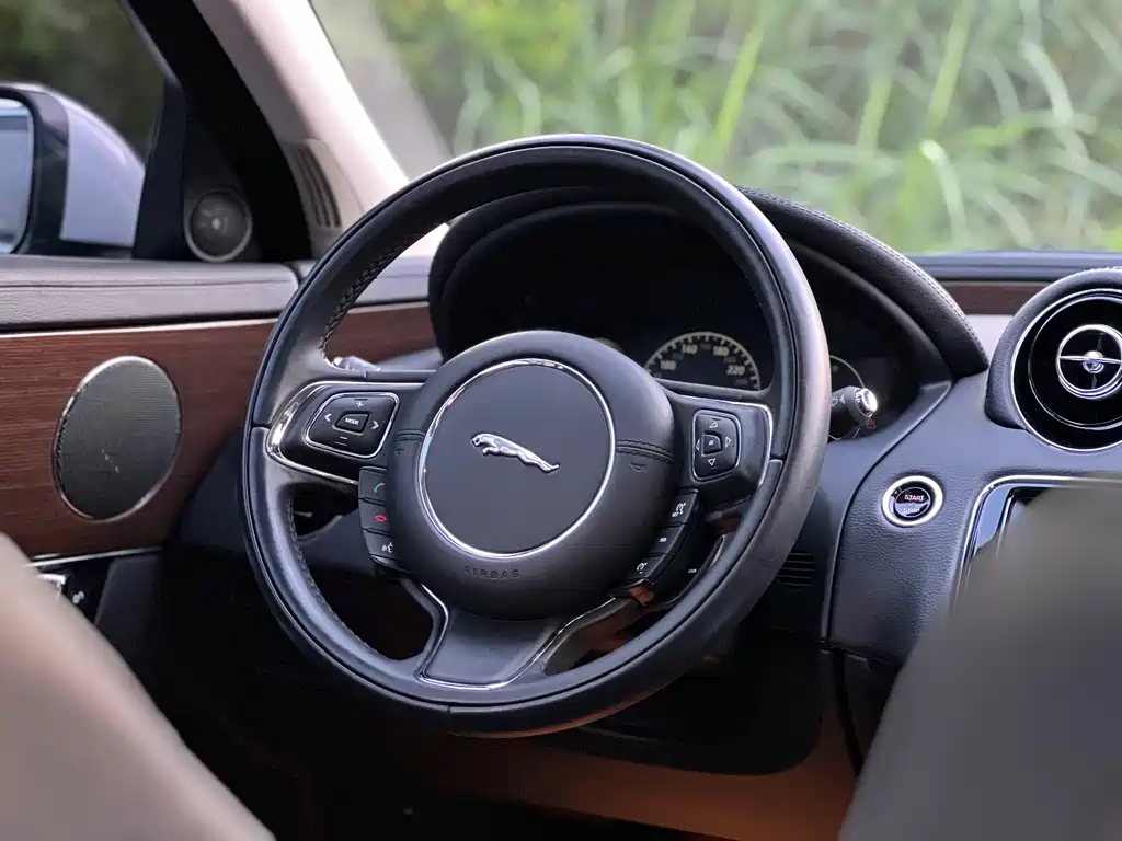Jaguar XJ 2016 — фото 19
