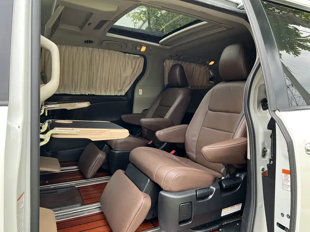 Toyota Sienna 2017 — фото 10