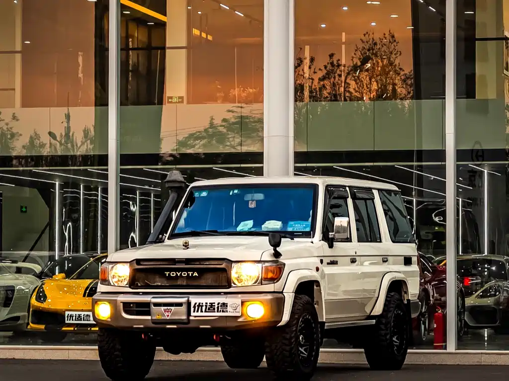 Toyota Land Cruiser 2012 — фото 1